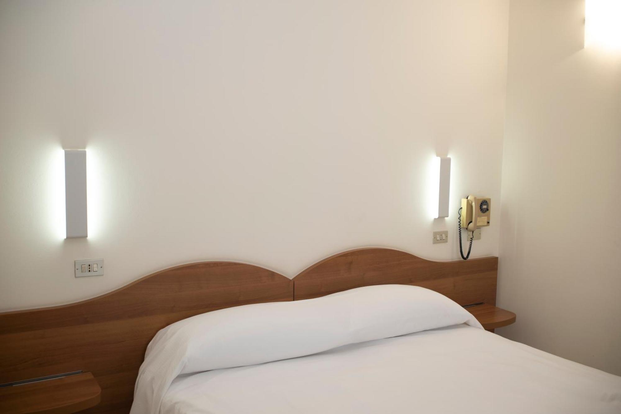 Albergo Aurora كاستينازو المظهر الخارجي الصورة